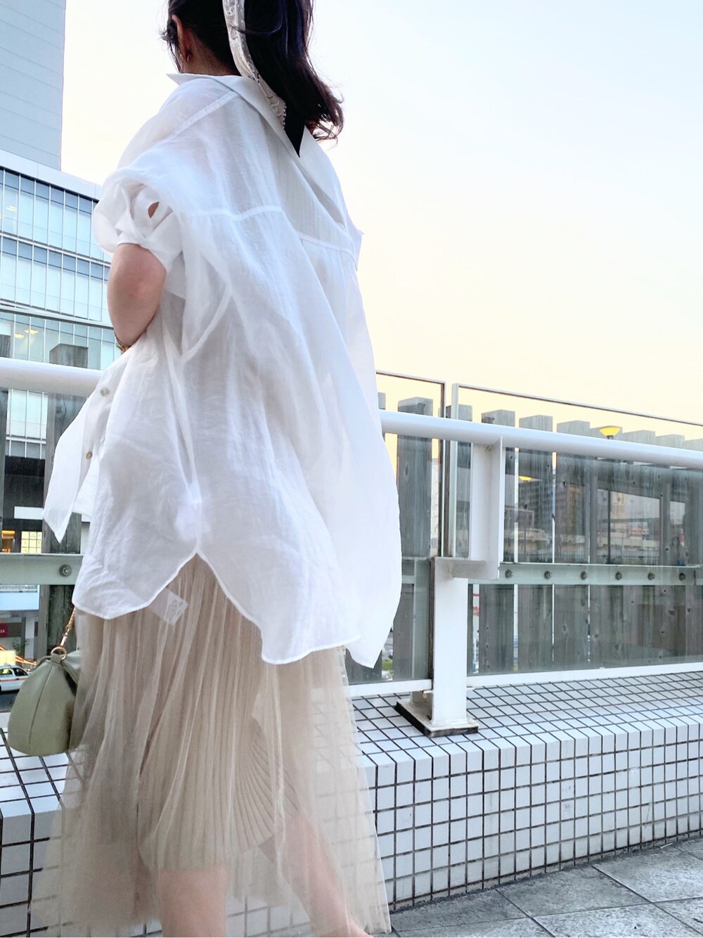 ホワイト系のシャツ/ブラウス、ベージュ系のワンピース、ベージュ系のサンダルを着用したレディースの春コーディネートの2枚目の写真