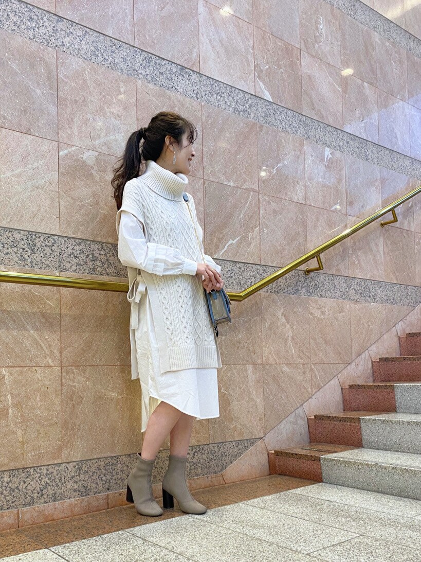 シルバー系のイヤリング、その他のストール/ショールを着用したレディースの冬コーディネートの3枚目の写真