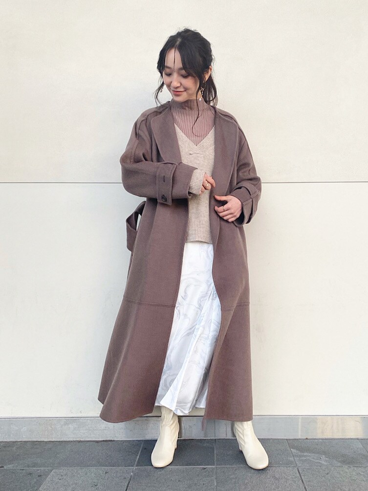 ホワイト系のブーツ、ホワイト系のスカート、ベージュ系のニット/セーターを着用したレディースの冬コーディネートの3枚目の写真