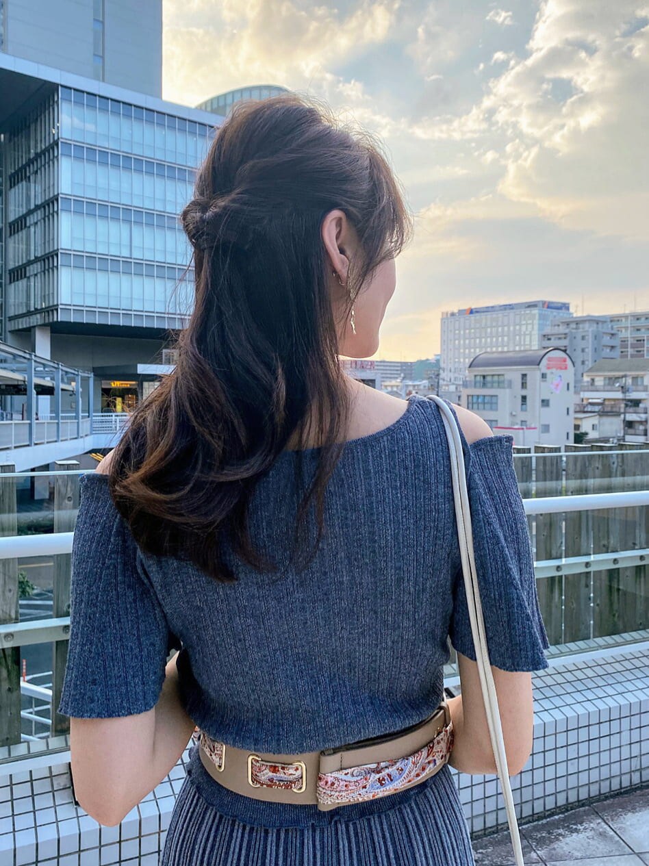 ブルー系のワンピース、ブラウン系のその他シューズ、ホワイト系のハンドバッグを着用したレディースの夏コーディネートの8枚目の写真