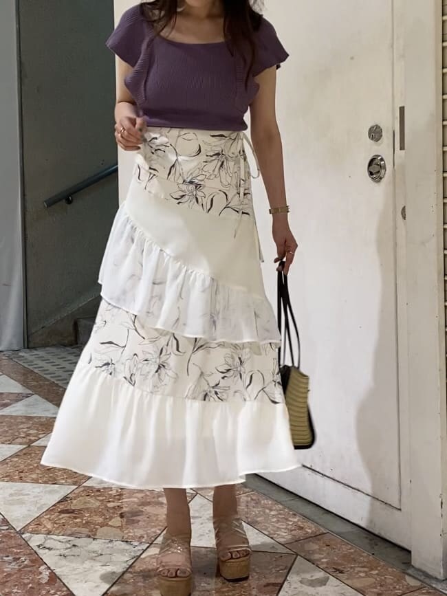 その他のサンダル、ブラック系のトートバッグ、パープル系のニット/セーターを着用したレディースの夏コーディネートの2枚目の写真