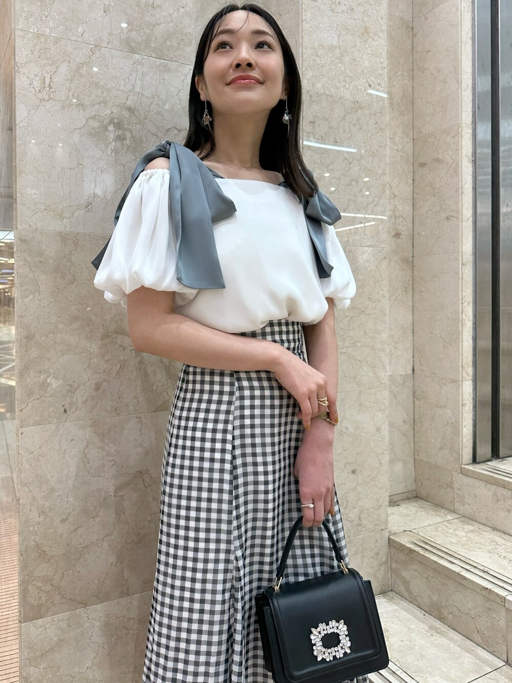 ホワイト系のシャツ/ブラウス、その他のスカート、ブラック系のショルダーバッグを着用したレディースの春コーディネートの5枚目の写真