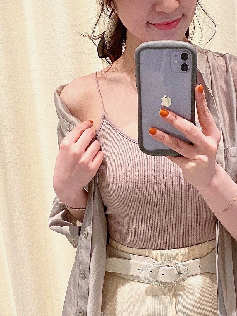 ベージュ系のシャツ/ブラウス、ベージュ系のTシャツ/カットソー、ホワイト系のその他パンツを着用したレディースの春コーディネートの4枚目の写真