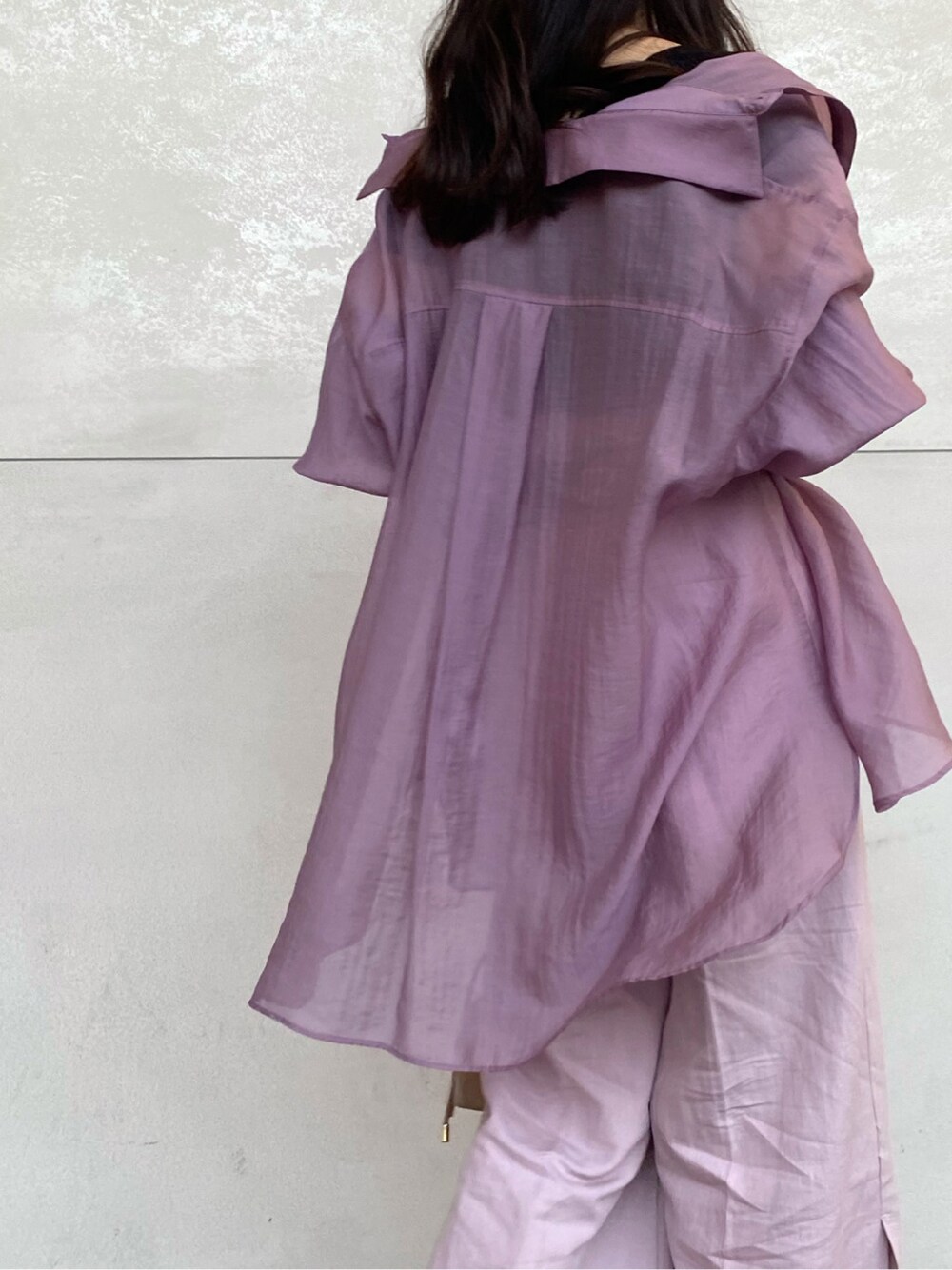 パープル系のシャツ/ブラウス、ピンク系のその他パンツ、ベージュ系のサンダルを着用したレディースの春コーディネートの3枚目の写真