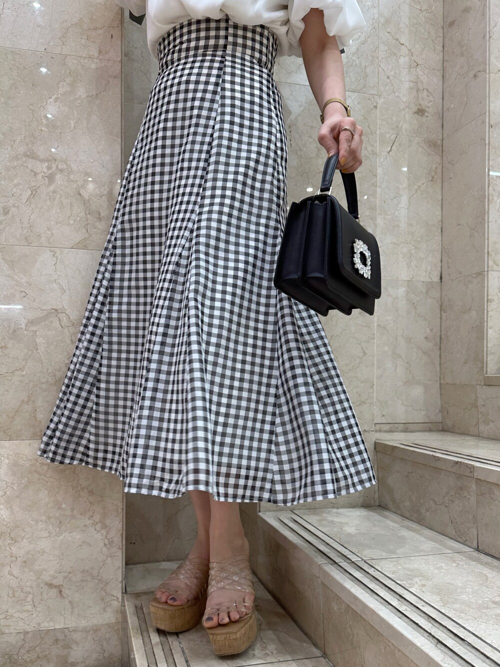 ホワイト系のシャツ/ブラウス、その他のスカート、ブラック系のショルダーバッグを着用したレディースの春コーディネートの8枚目の写真