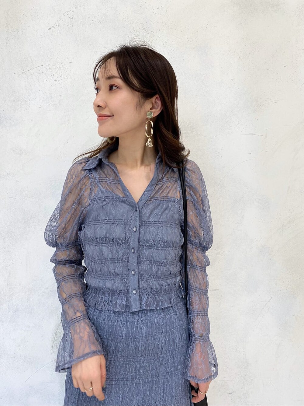 ホワイト系のTシャツ/カットソー、ブルー系のシャツ/ブラウス、ブラック系のその他シューズを着用したレディースの冬コーディネートの5枚目の写真