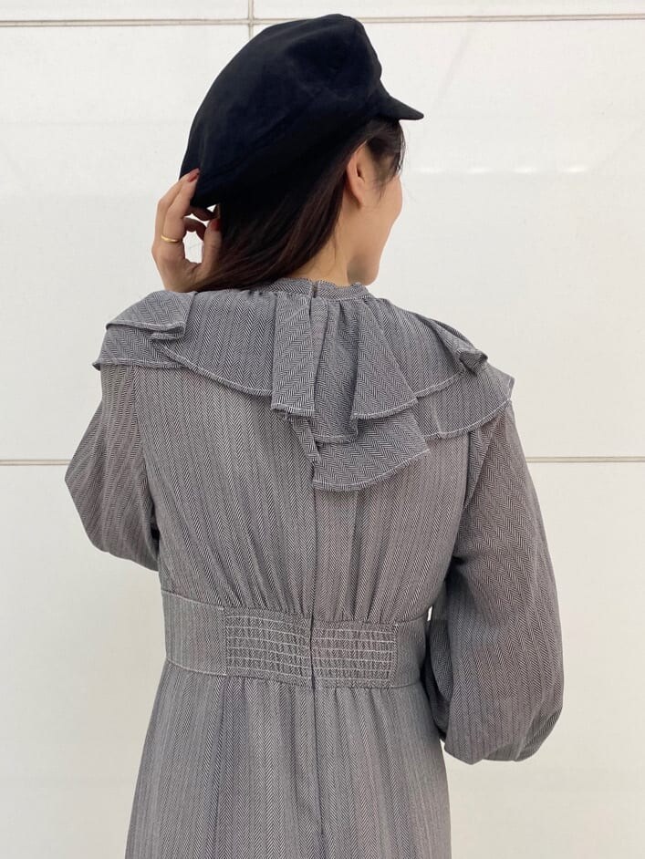 ブラック系のブーツ、ブラウン系のハンドバッグ、ブラック系のワンピースを着用したレディースの夏コーディネートの9枚目の写真