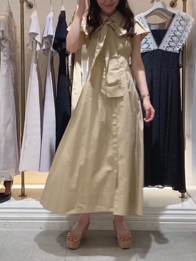 その他のサンダル、ベージュ系のワンピースを着用したレディースの夏コーディネートの2枚目の写真