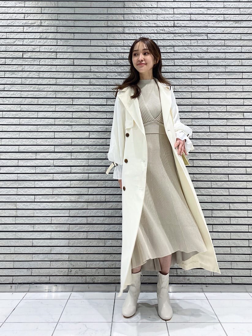 ホワイト系のその他アウター、イエロー系のショルダーバッグ、ベージュ系のワンピースを着用したレディースの冬コーディネートの2枚目の写真