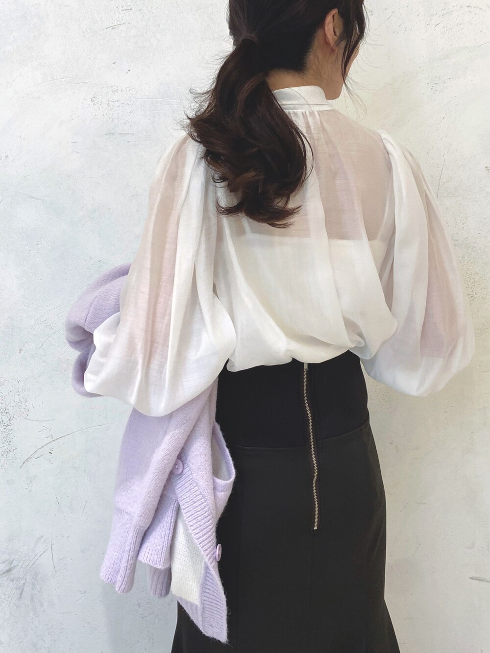 ホワイト系のローファー、パープル系のカーディガン/ボレロ、ブラウン系のスカートを着用したレディースの秋コーディネートの8枚目の写真