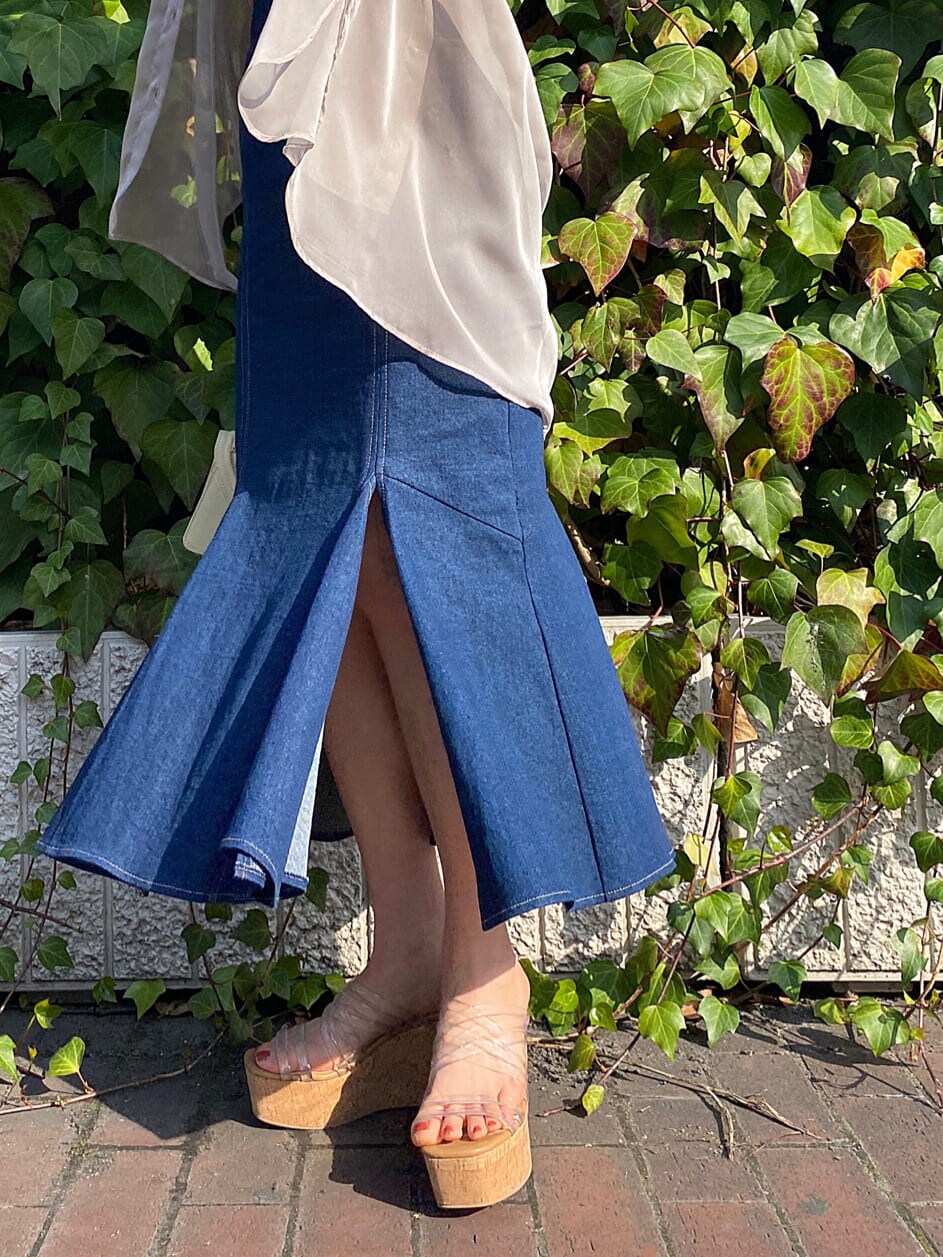 イエロー系のショルダーバッグ、その他のサンダル、ベージュ系のシャツ/ブラウスを着用したレディースの春コーディネートの10枚目の写真