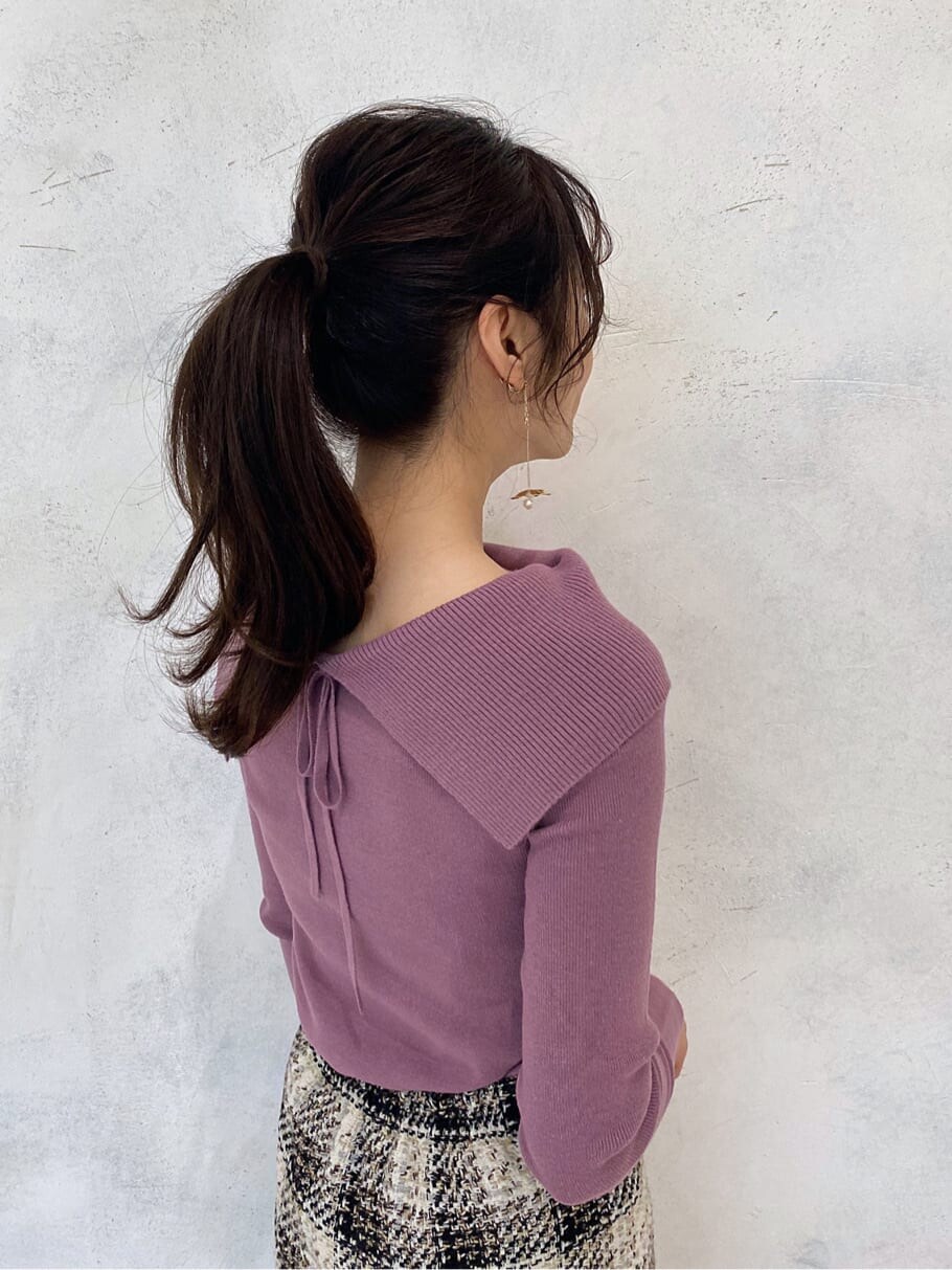 グリーン系のブルゾン、ピンク系のニット/セーター、ホワイト系のブーツを着用したレディースの秋コーディネートの10枚目の写真