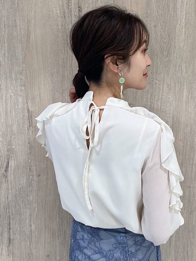 ブルー系のスカート、ホワイト系のTシャツ/カットソー、グリーン系のブルゾンを着用したレディースの冬コーディネートの6枚目の写真