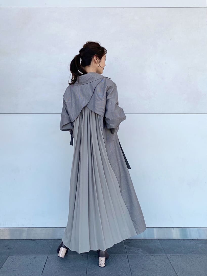 ブラウン系のその他シューズ、その他のチェスターコート、ブラック系のハンドバッグを着用したレディースの秋コーディネートの3枚目の写真