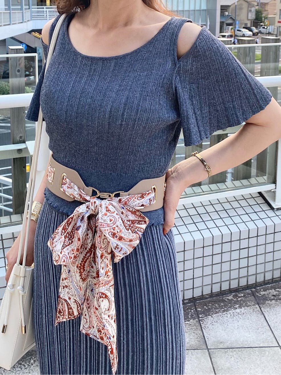 ブルー系のワンピース、ブラウン系のその他シューズ、ホワイト系のハンドバッグを着用したレディースの夏コーディネートの6枚目の写真