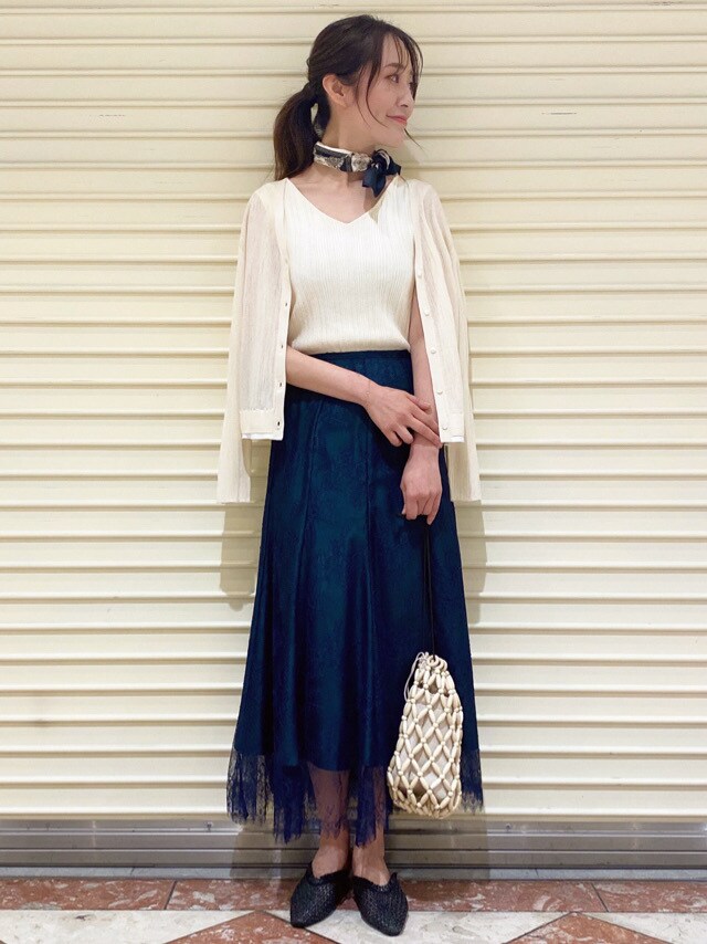 ホワイト系のカーディガン/ボレロ、ブラック系のパンプス、ホワイト系のニット/セーターを着用したレディースの夏コーディネートの2枚目の写真