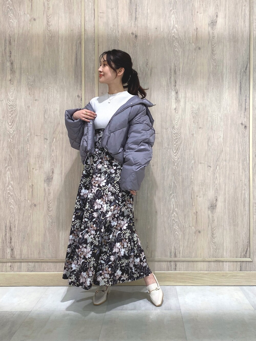 ホワイト系のローファー、ブラウン系のワンピース、パープル系のダウンジャケット/コートを着用したレディースの秋コーディネートの2枚目の写真