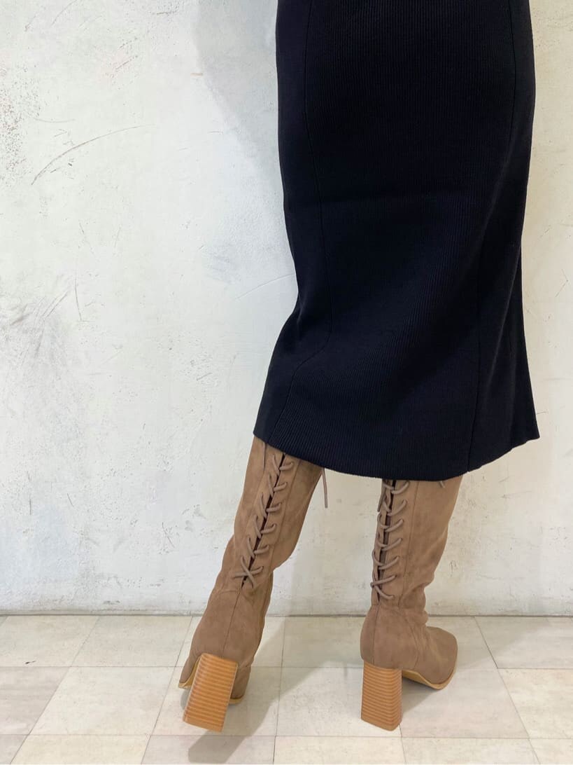 ブラウン系のブーツ、その他のテーラードジャケット、ブラック系のワンピースを着用したレディースの秋コーディネートの5枚目の写真