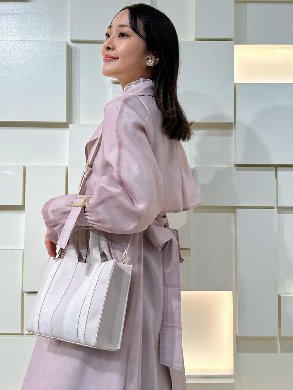 ホワイト系のキャミソール、その他のサンダル、ピンク系のトートバッグを着用したレディースの春コーディネートの6枚目の写真