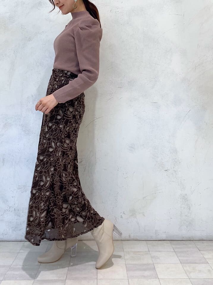 ベージュ系のその他シューズ、ブラウン系のニット/セーター、ブラウン系のスカートを着用したレディースの冬コーディネートの3枚目の写真