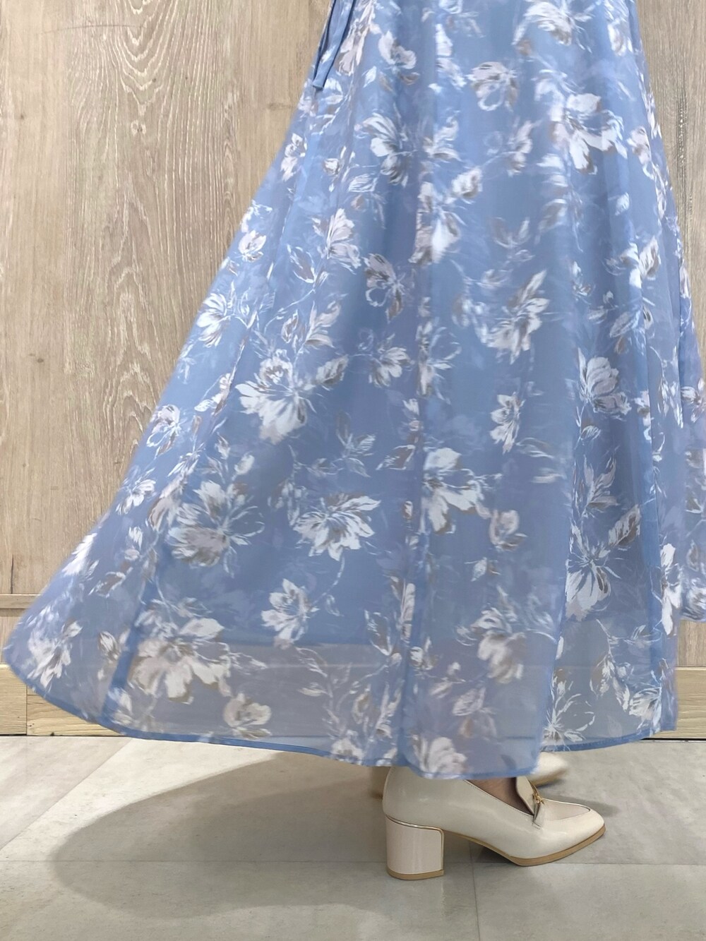 ブルー系のワンピース、ピンク系のライダースジャケット、ホワイト系のローファーを着用したレディースの冬コーディネートの10枚目の写真