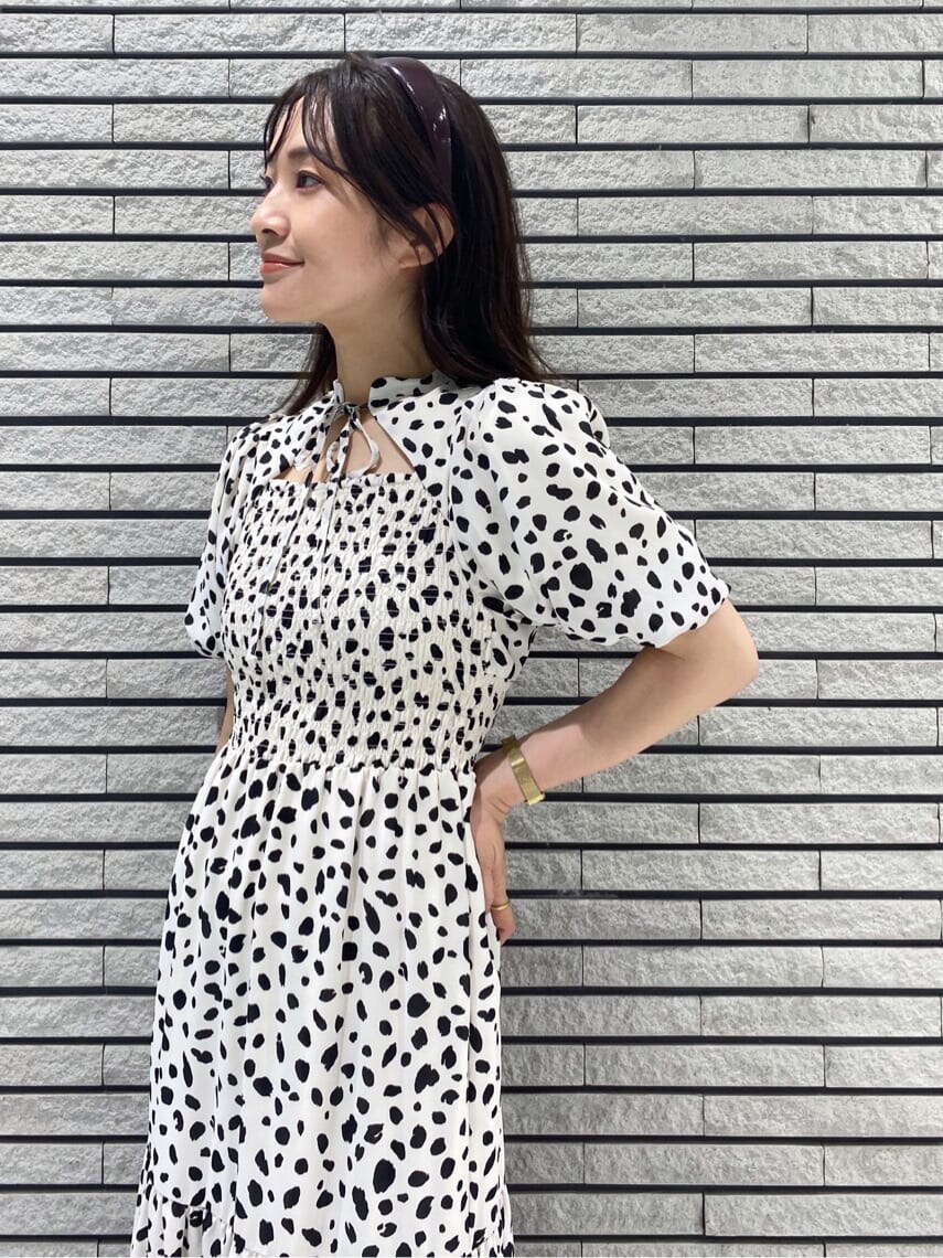 ブラウン系のローファー、ホワイト系のワンピースを着用したレディースの夏コーディネートの5枚目の写真