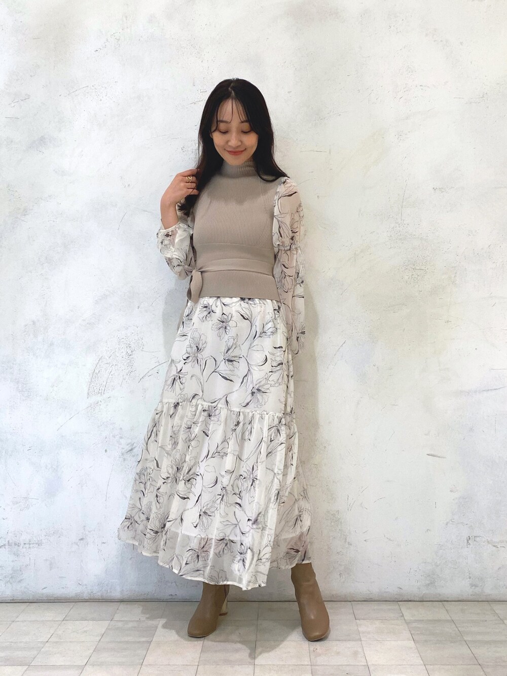 ホワイト系のワンピース、ホワイト系のワンピース、ベージュ系のブーツを着用したレディースの秋コーディネートの2枚目の写真