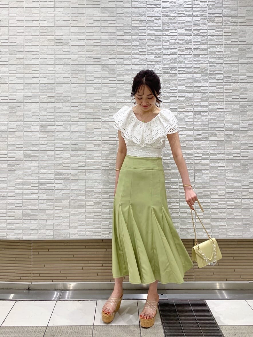 ホワイト系のTシャツ/カットソー、ホワイト系のシャツ/ブラウス、イエロー系のショルダーバッグを着用したレディースの春コーディネートの2枚目の写真