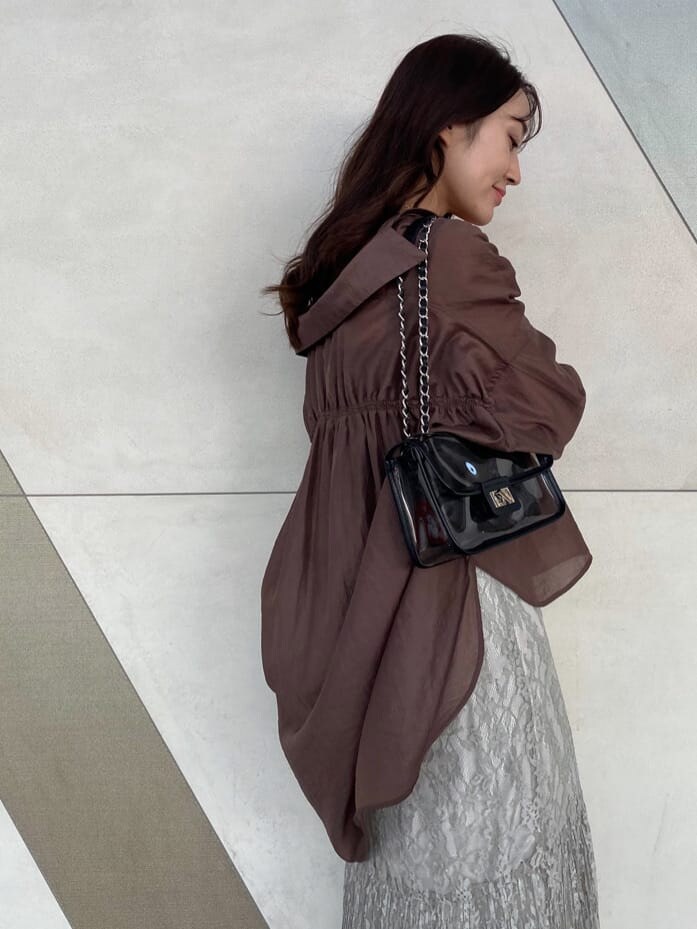 その他のサンダル、ブラック系のショルダーバッグ、ブラック系のキャミソールを着用したレディースの春コーディネートの6枚目の写真