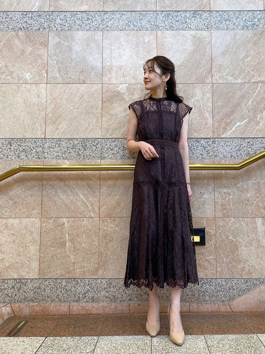 ベージュ系のパンプス、ブラック系のTシャツ/カットソー、ピンク系のその他アウターを着用したレディースの冬コーディネートの5枚目の写真