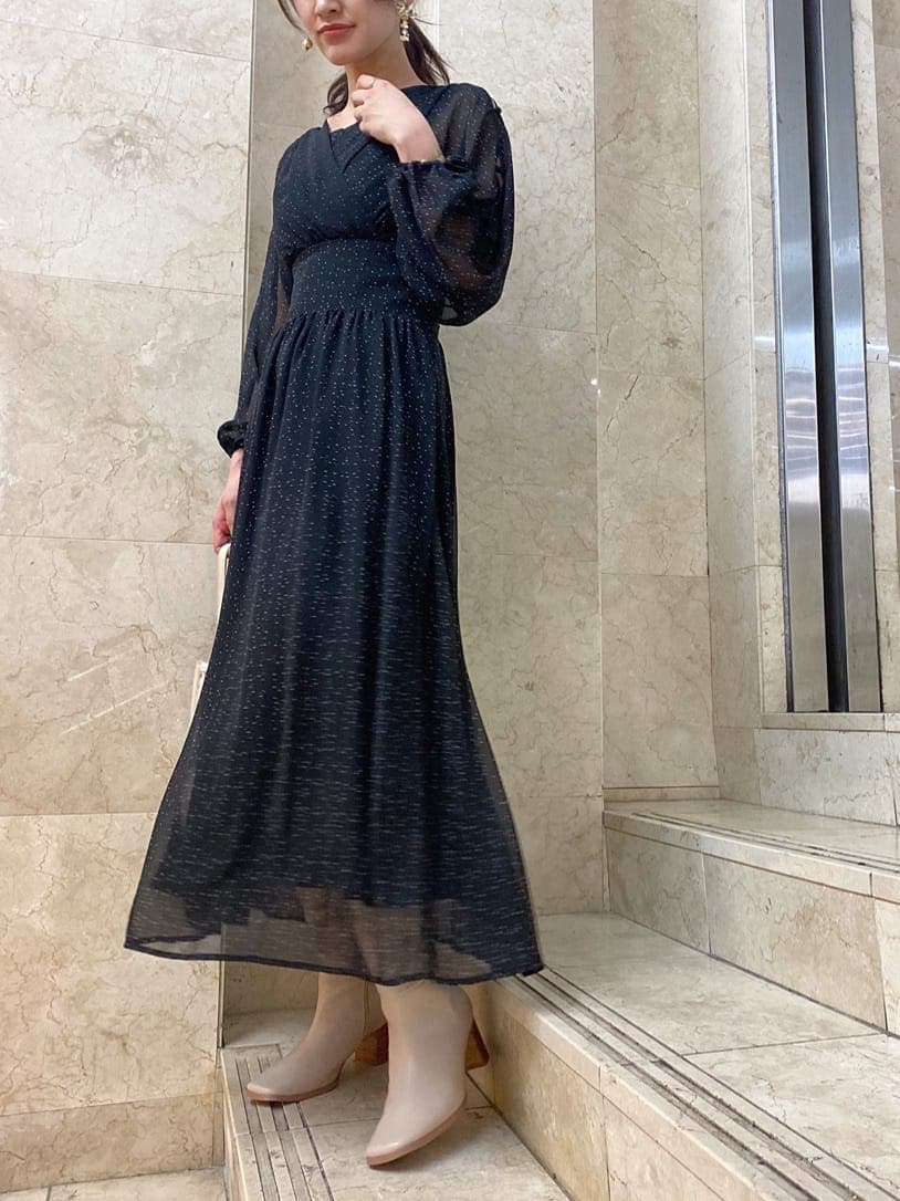 ベージュ系のハンドバッグ、ホワイト系のテーラードジャケット、ベージュ系のブーツを着用したレディースの秋コーディネートの6枚目の写真