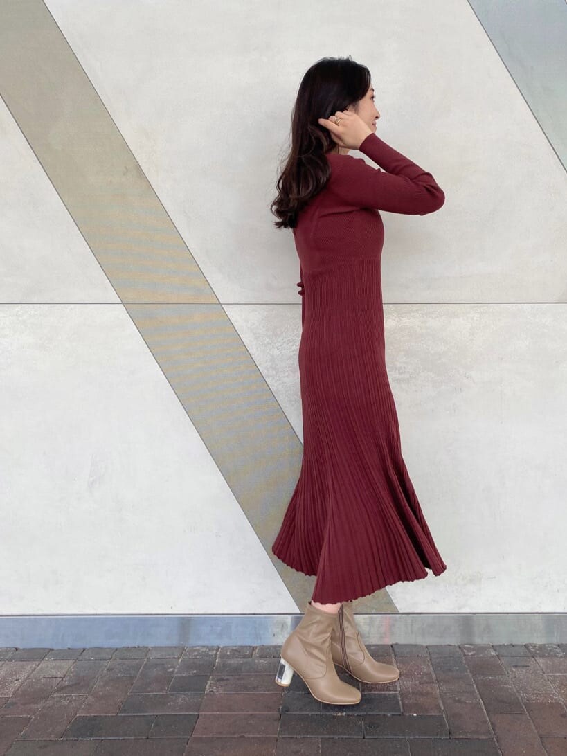 ブラック系のキャミソール、ブラウン系のワンピース、ブラウン系のワンピースを着用したレディースの秋コーディネートの3枚目の写真