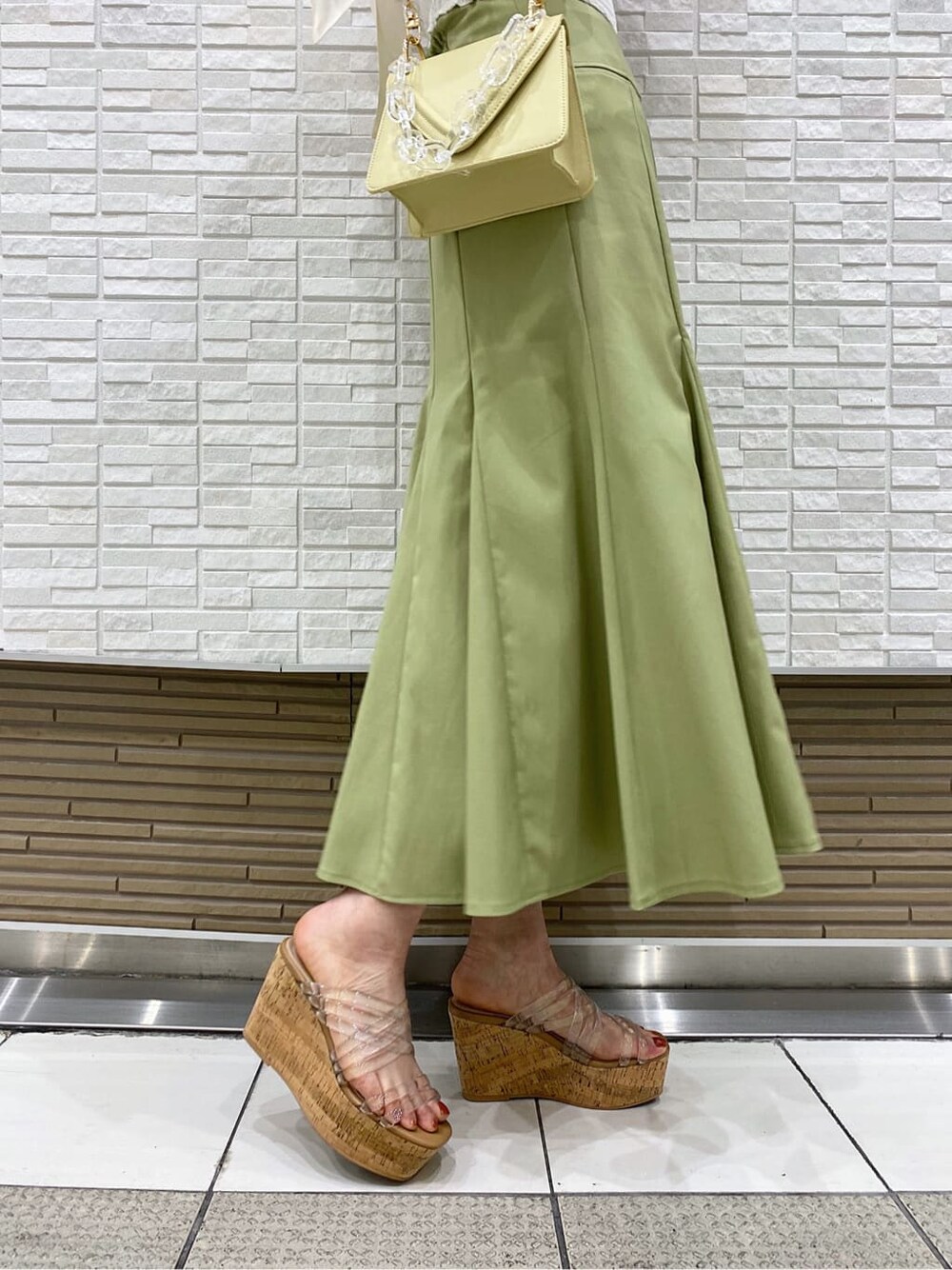 ホワイト系のTシャツ/カットソー、ホワイト系のシャツ/ブラウス、イエロー系のショルダーバッグを着用したレディースの春コーディネートの5枚目の写真