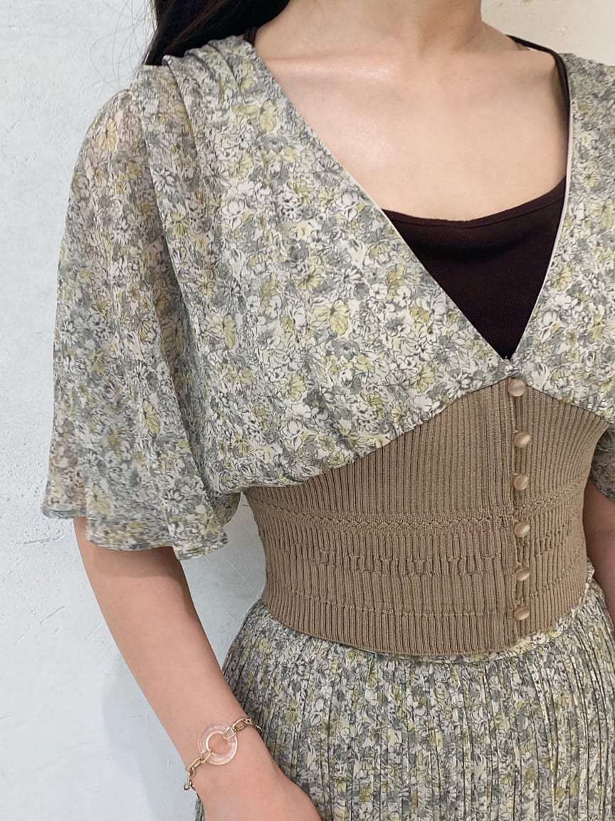 グリーン系のシャツ/ブラウス、ベージュ系のクラッチバッグ、グリーン系のスカートを着用したレディースの夏コーディネートの5枚目の写真