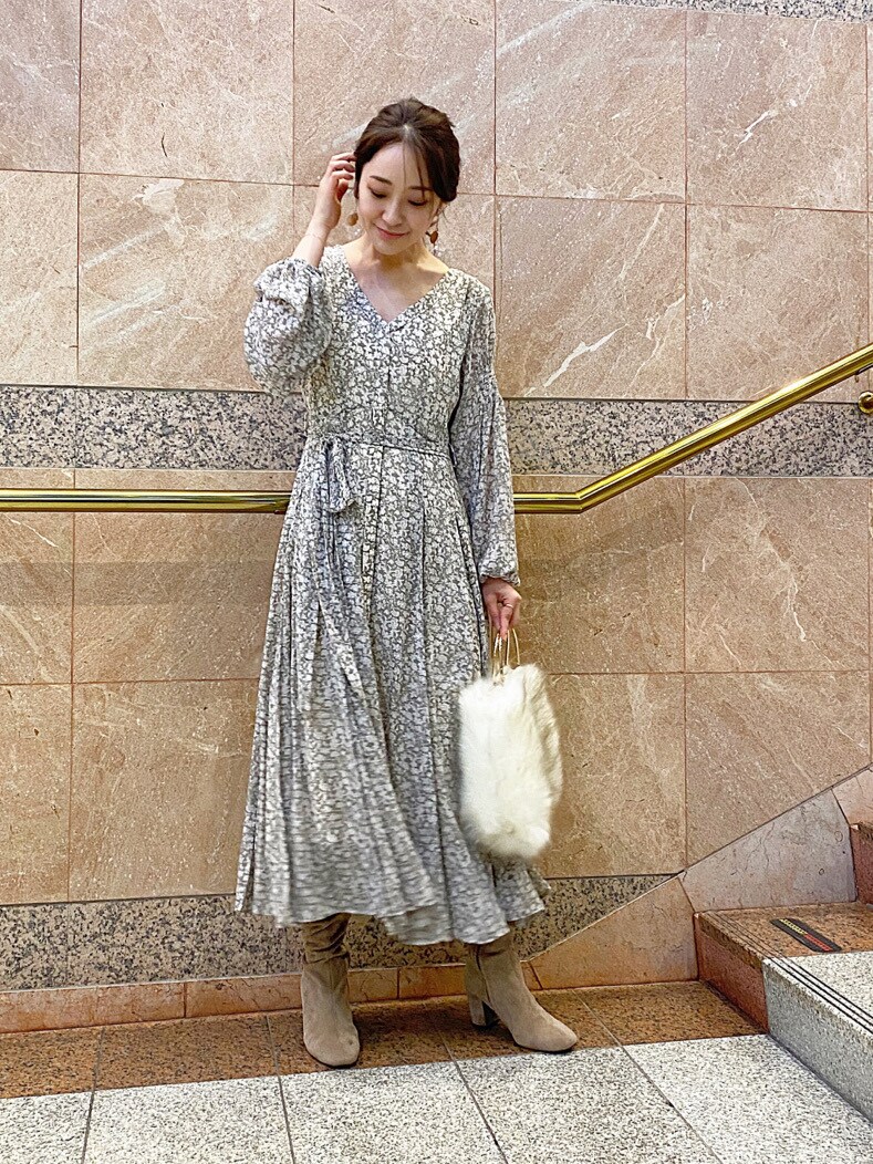 グレー系のワンピースを着用したレディースの秋コーディネートの4枚目の写真