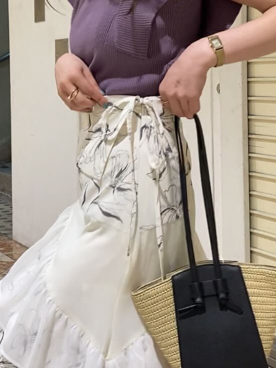 その他のサンダル、ブラック系のトートバッグ、パープル系のニット/セーターを着用したレディースの夏コーディネートの5枚目の写真