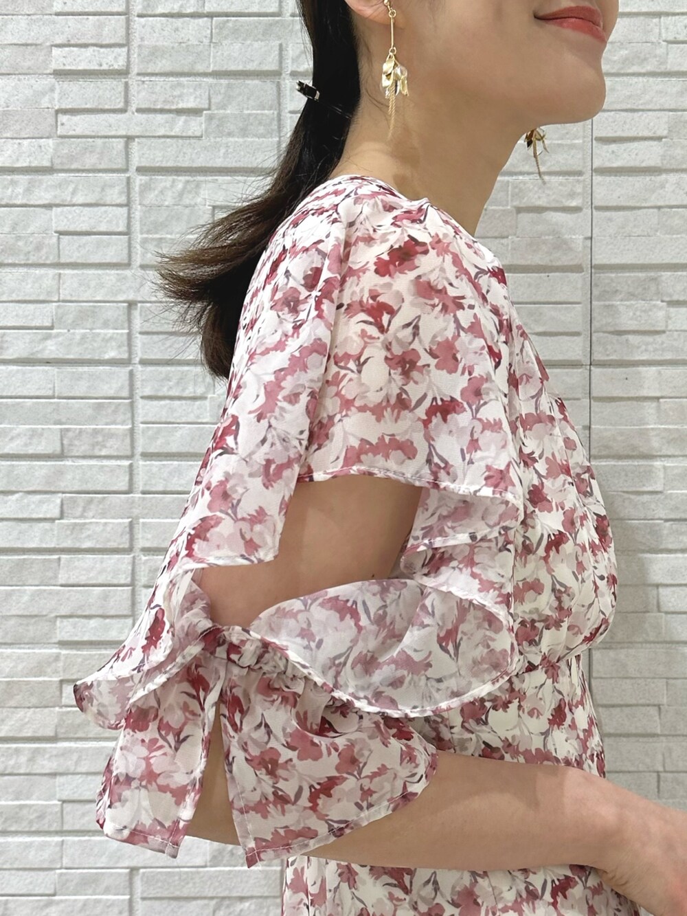 その他のサンダル、ピンク系のワンピース、ホワイト系のハンドバッグを着用したレディースの春コーディネートの9枚目の写真