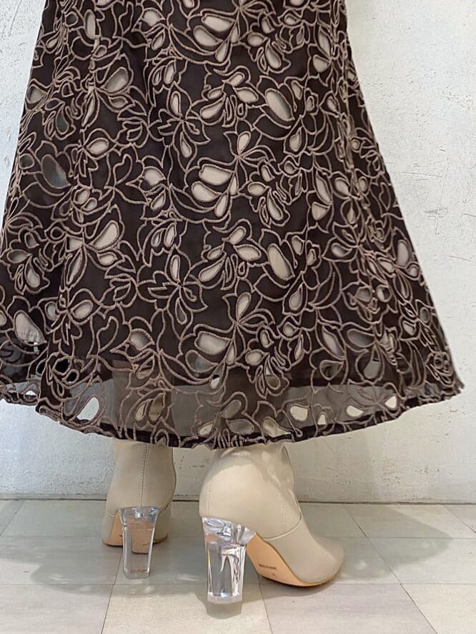 ベージュ系のその他シューズ、ブラウン系のニット/セーター、ブラウン系のスカートを着用したレディースの冬コーディネートの10枚目の写真