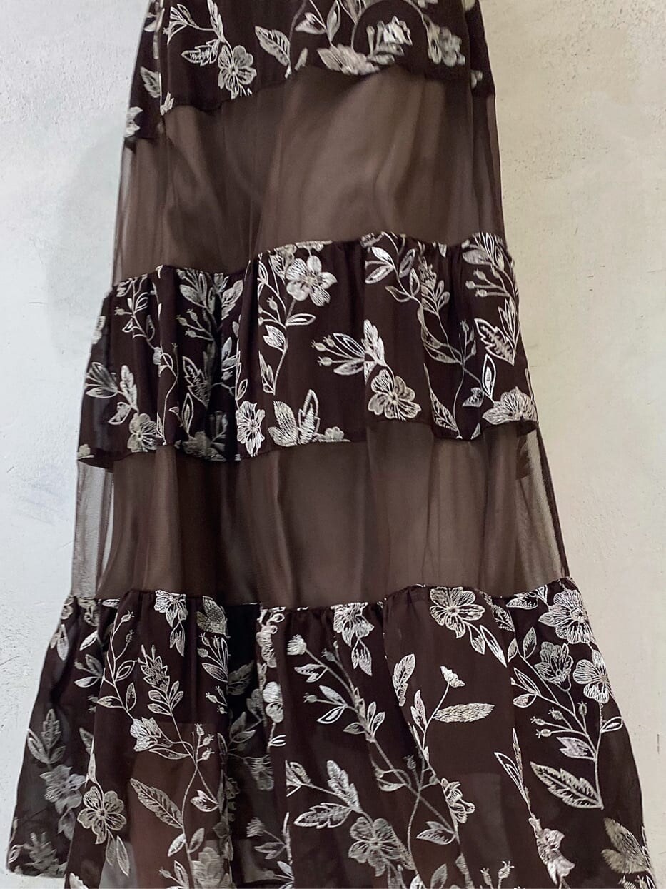 ホワイト系のサンダル、ホワイト系のTシャツ/カットソー、ブラウン系のワンピースを着用したレディースの春コーディネートの8枚目の写真