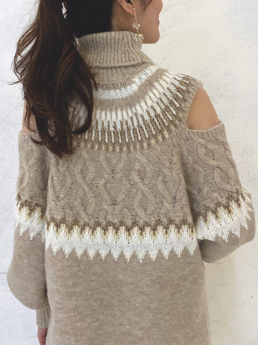 ブラウン系のブーツ、ベージュ系のニット/セーター、ベージュ系のニット/セーターを着用したレディースの秋コーディネートの8枚目の写真