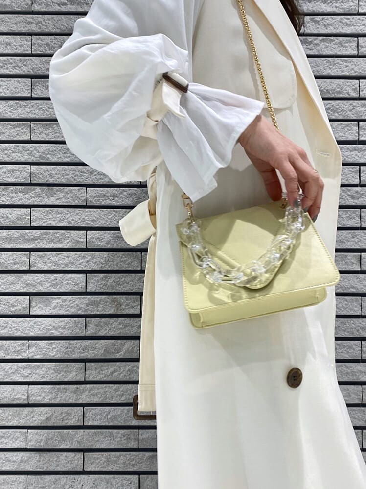 ホワイト系のその他アウター、イエロー系のショルダーバッグ、ベージュ系のワンピースを着用したレディースの冬コーディネートの5枚目の写真