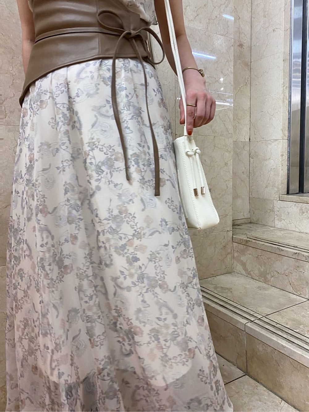 ベージュ系のTシャツ/カットソー、ベージュ系のワンピース、ブラウン系のその他シューズを着用したレディースの夏コーディネートの7枚目の写真