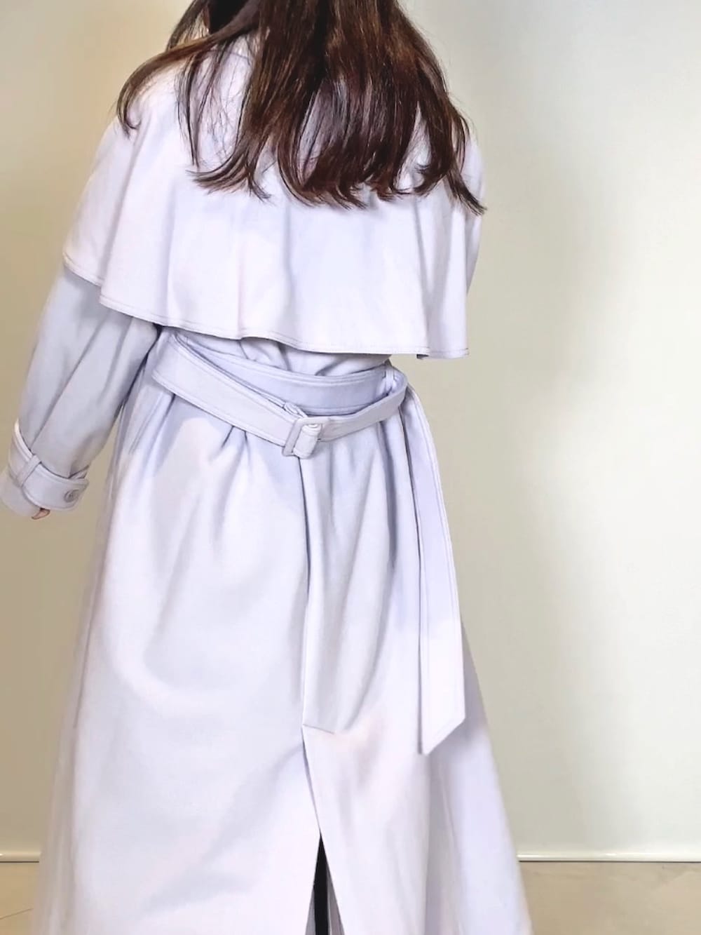 ブラック系のブーツ、ブラック系のワンピース、グレー系のその他アウターを着用したレディースの冬コーディネートの4枚目の写真