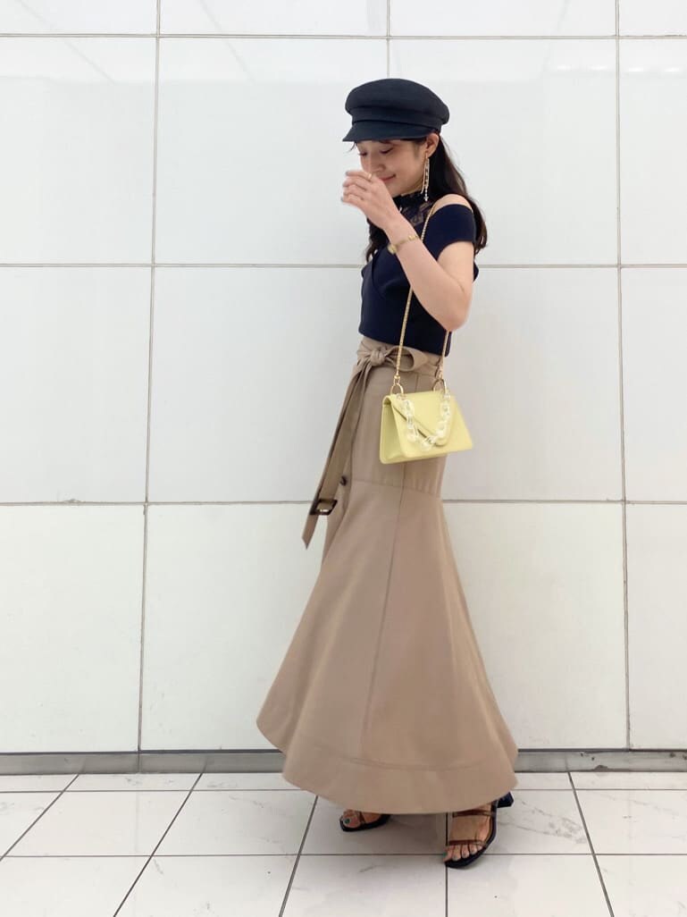 イエロー系のショルダーバッグ、ブラック系のキャミソール、ブラック系のサンダルを着用したレディースの春コーディネートの6枚目の写真