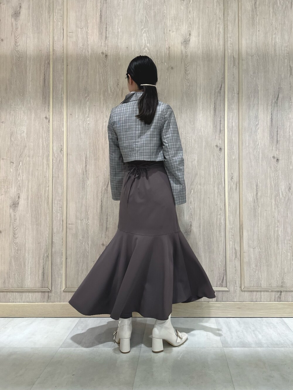 グレー系のシャツ/ブラウス、ホワイト系のブーツ、ブラウン系のテーラードジャケットを着用したレディースの冬コーディネートの4枚目の写真