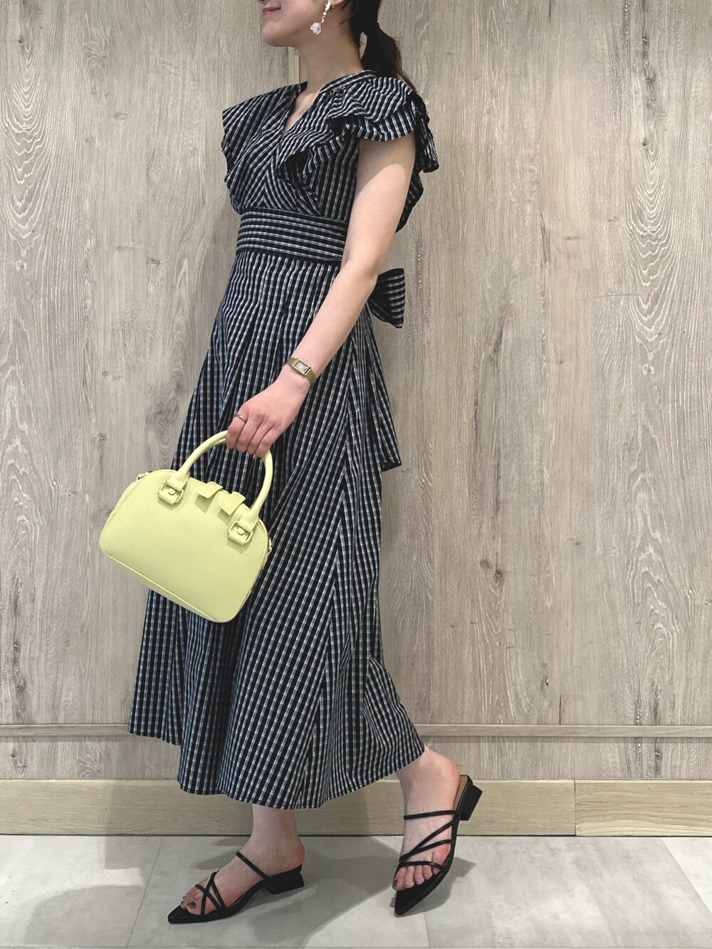 ブラック系のサンダル、その他のワンピース、ホワイト系のチューブトップを着用したレディースの春コーディネートの3枚目の写真