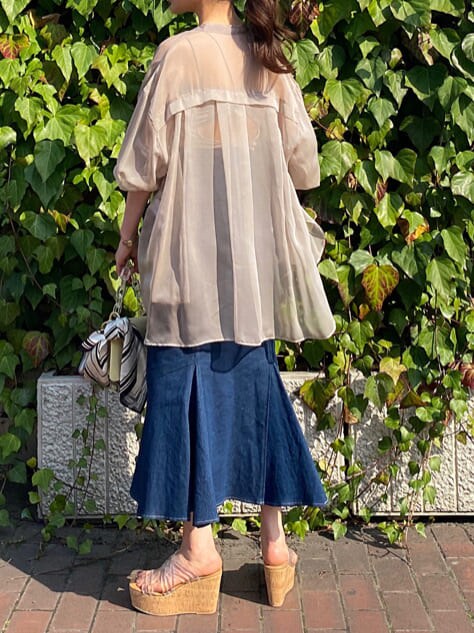 イエロー系のショルダーバッグ、その他のサンダル、ベージュ系のシャツ/ブラウスを着用したレディースの春コーディネートの3枚目の写真