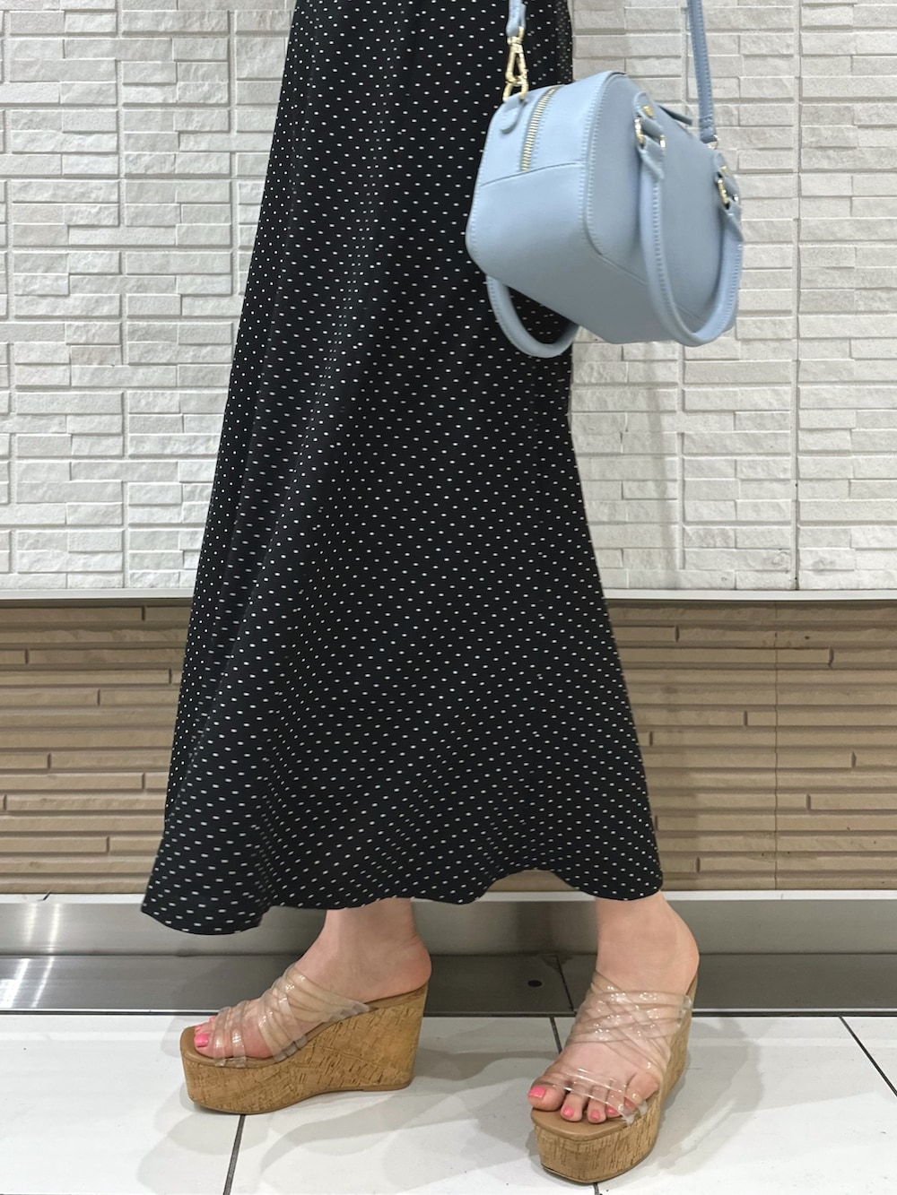 その他のサンダル、ブラック系のワンピース、ブルー系のボストンバッグを着用したレディースの夏コーディネートの7枚目の写真