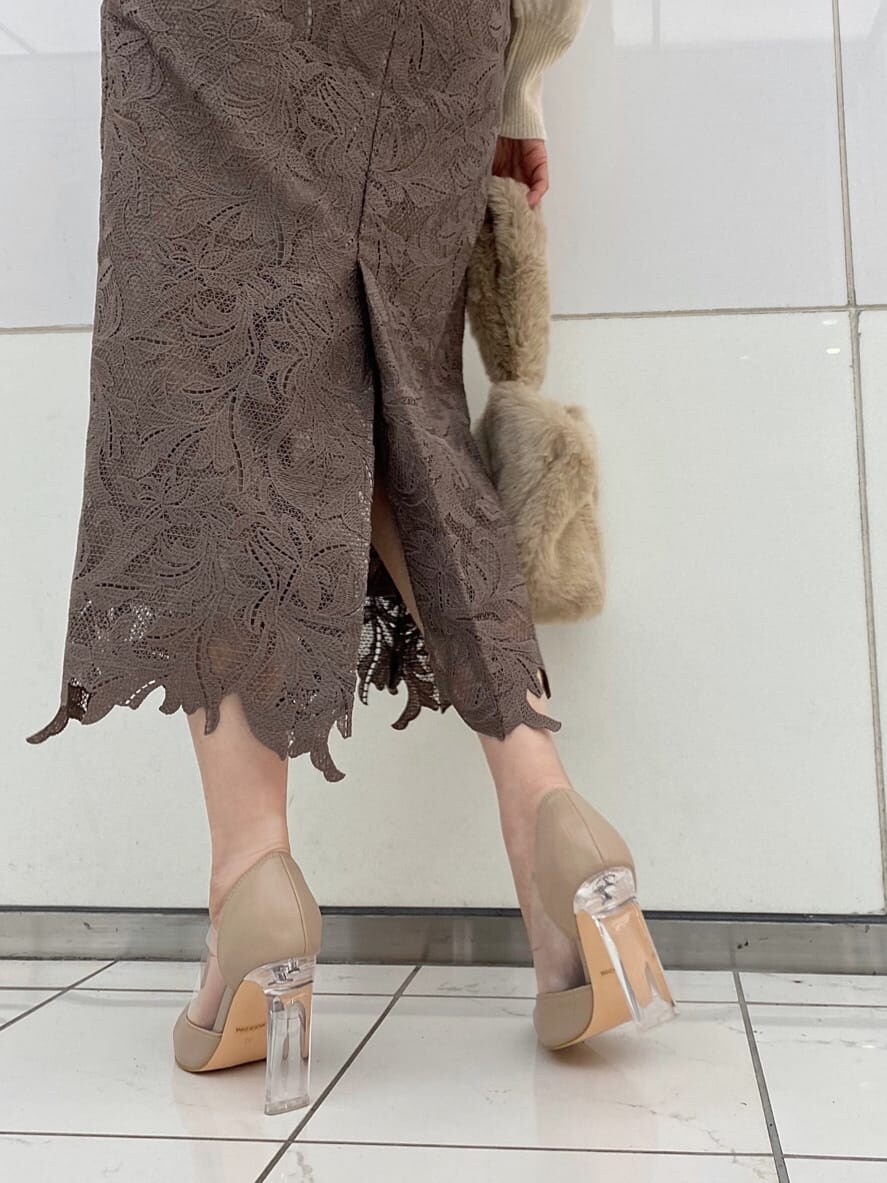 ベージュ系のパンプス、パープル系のチェスターコート、ホワイト系のニット/セーターを着用したレディースの冬コーディネートの10枚目の写真