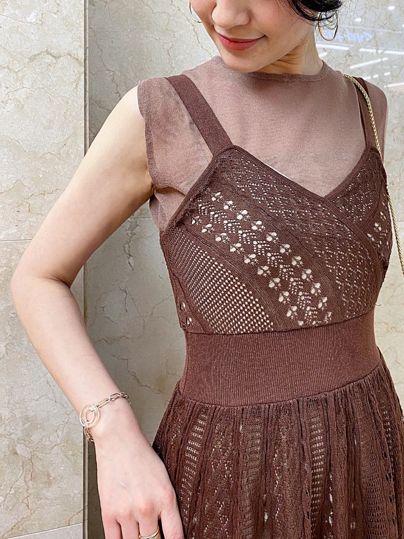 ベージュ系のキャミソール、ホワイト系のサンダル、ブラウン系のワンピースを着用したレディースの春コーディネートの6枚目の写真